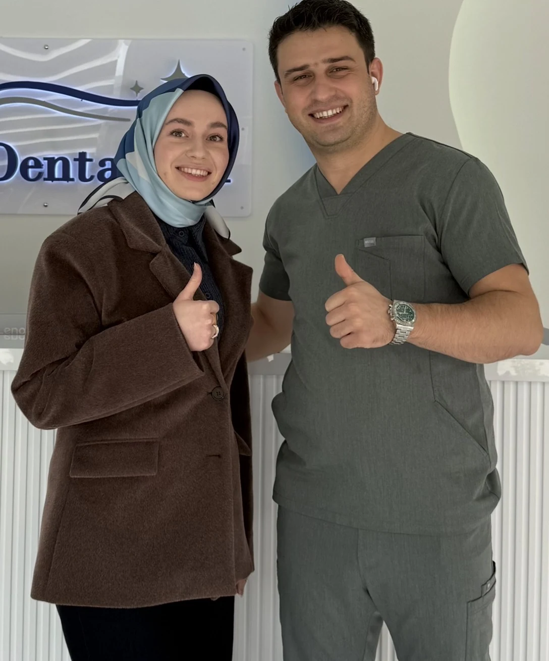 Ortodonti Uzmanı Nuri Yelken ve tedavi sürecini tamamlayan hasta