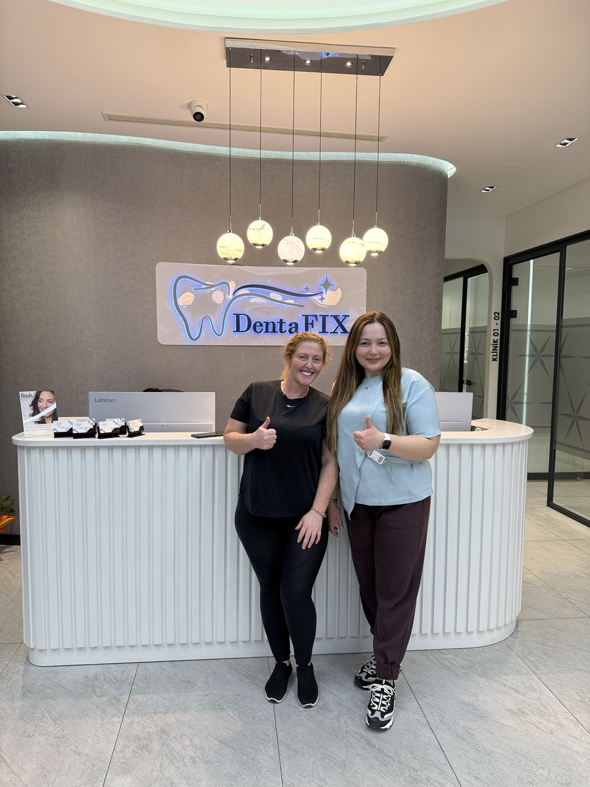 Dt. Burcu Yelken ve DentaFİX hastası klinik resepsiyonunda