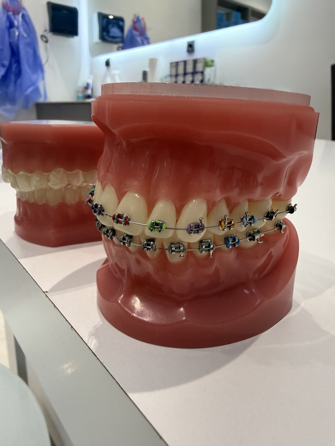 Çocuk ortodontisinde kullanılan renkli braketli diş modeli