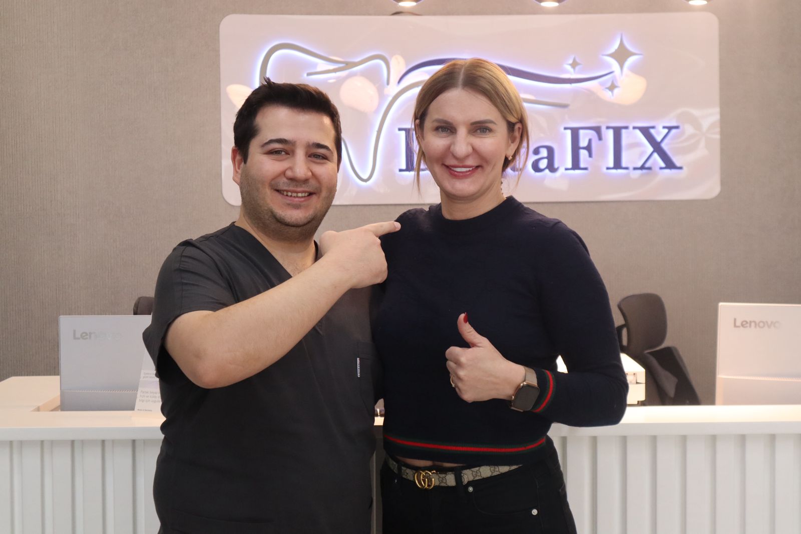 DentaFİX kliniğinde hekim ve hasta görüşmesi
