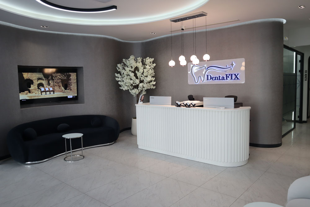 DentaFİX Girne resepsiyon ve bekleme alanı